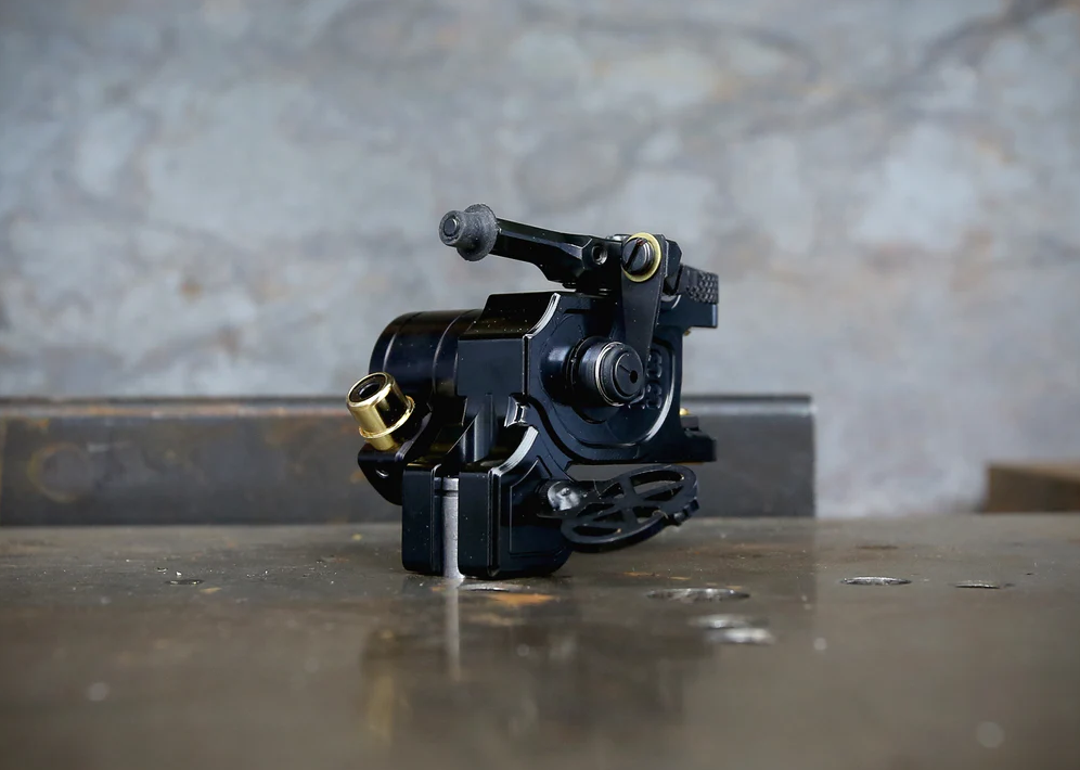 DAN KUBIN - V3/23 Sidewinder Polished Raw Brass tetovēšanas mašīna