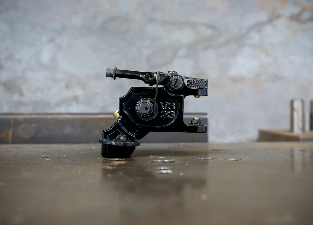 DAN KUBIN - V3/23 Sidewinder Polished Raw Brass tetovēšanas mašīna