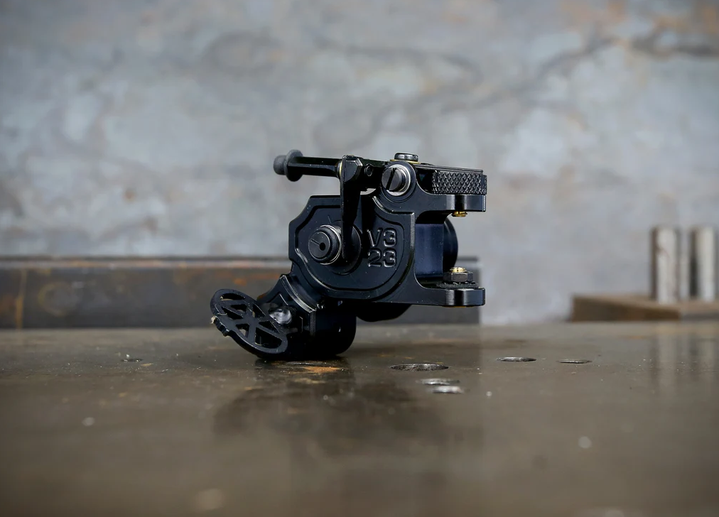 DAN KUBIN - V3/23 Sidewinder Polished Raw Brass tetovēšanas mašīna